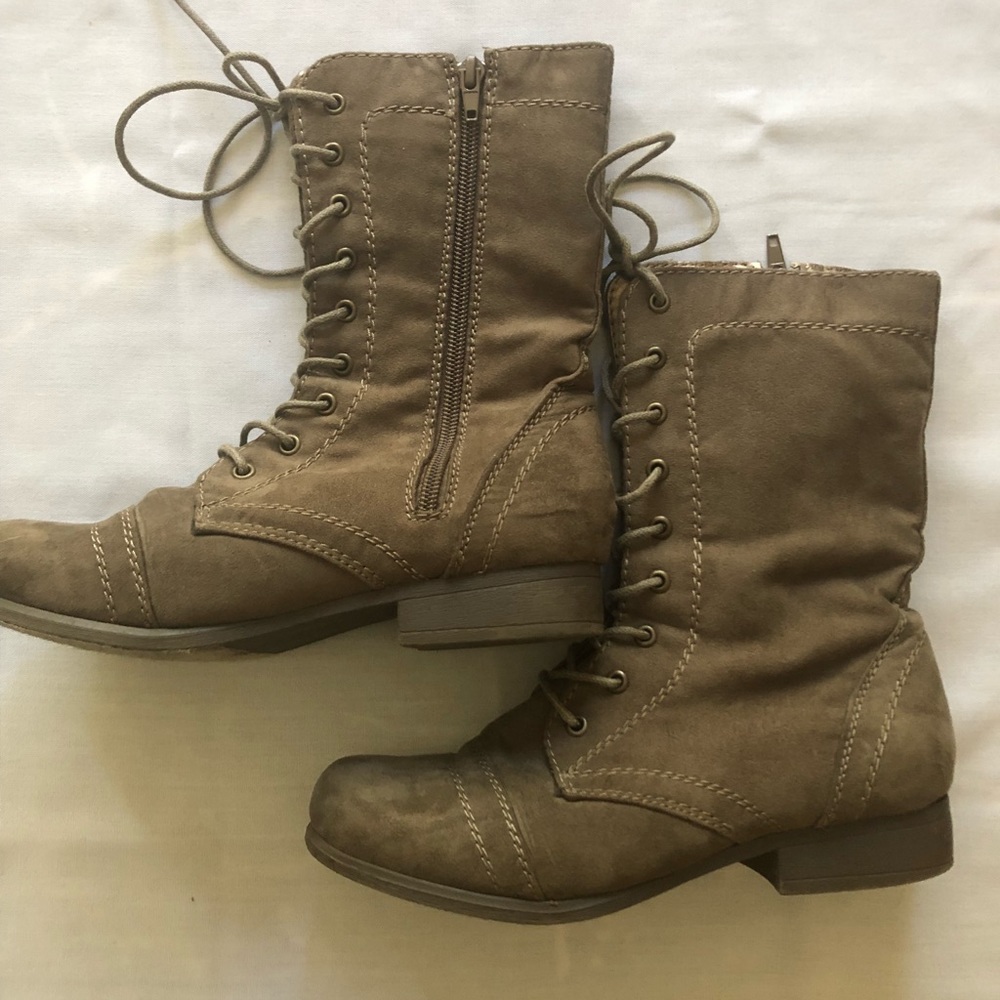 Women lace up suede combat boot